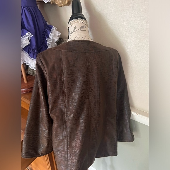 Susan Graver Faux Snakeskin
Zip Front Blazer Jacket
Chocolate Brown Size M - Picture 4 of 4
